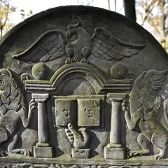 Jak czytać macewy? Symbole żydowskich nagrobków i ich znaczenie