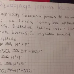 Dysocjacja jonowa kwasów i zasad: Opanuj równania krok po kroku