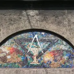 Masońskie symbole w Warszawie: Gdzie szukać ukrytych znaków?
