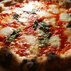 Tajemnice pizzy: Od biedoty do królewskiego stołu i globalnej ikony