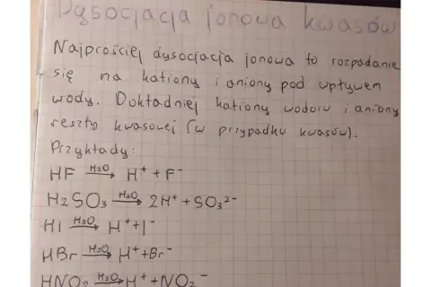 Dysocjacja jonowa kwasów i zasad: Opanuj równania krok po kroku
