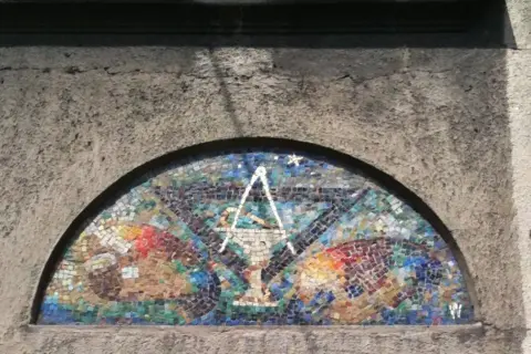 Masońskie symbole w Warszawie: Gdzie szukać ukrytych znaków?