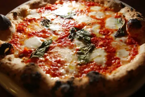 Tajemnice pizzy: Od biedoty do królewskiego stołu i globalnej ikony