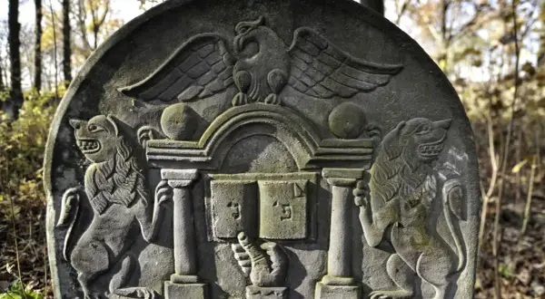 Jak czytać macewy? Symbole żydowskich nagrobków i ich znaczenie