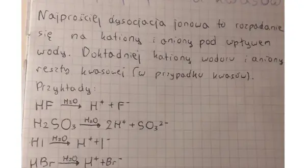 Dysocjacja jonowa kwasów i zasad: Opanuj równania krok po kroku