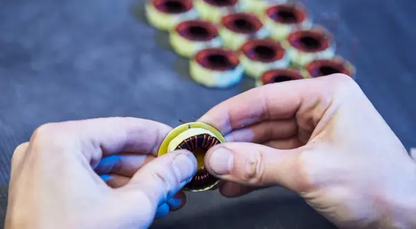 Elektromagnes w 5 minut? Zbuduj potężny DIY z gwoździa!