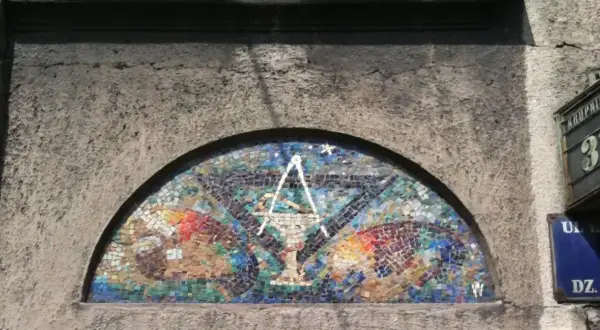 Masońskie symbole w Warszawie: Gdzie szukać ukrytych znaków?