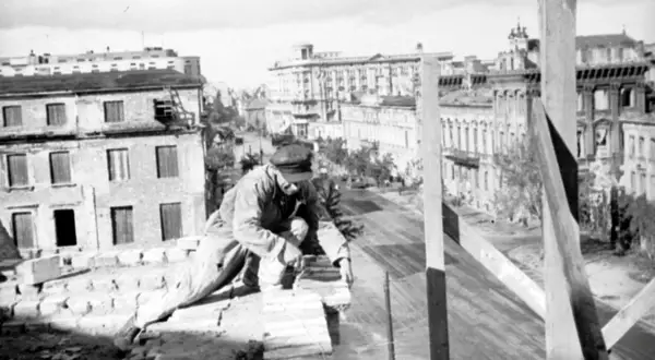 PRL: Fałszowanie historii w podręcznikach. Poznaj ukryte fakty