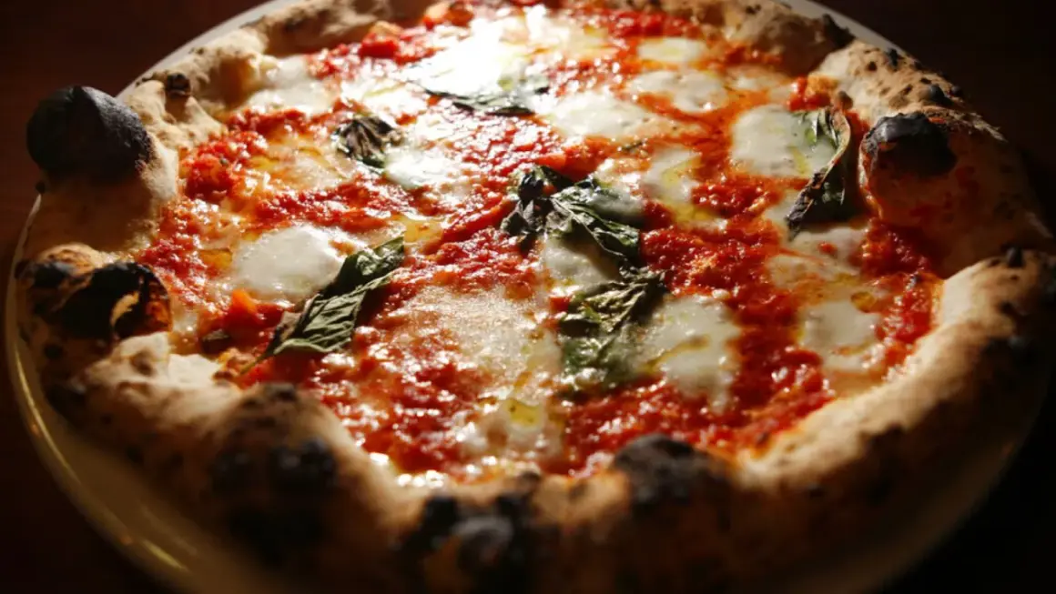 Tajemnice pizzy: Od biedoty do królewskiego stołu i globalnej ikony