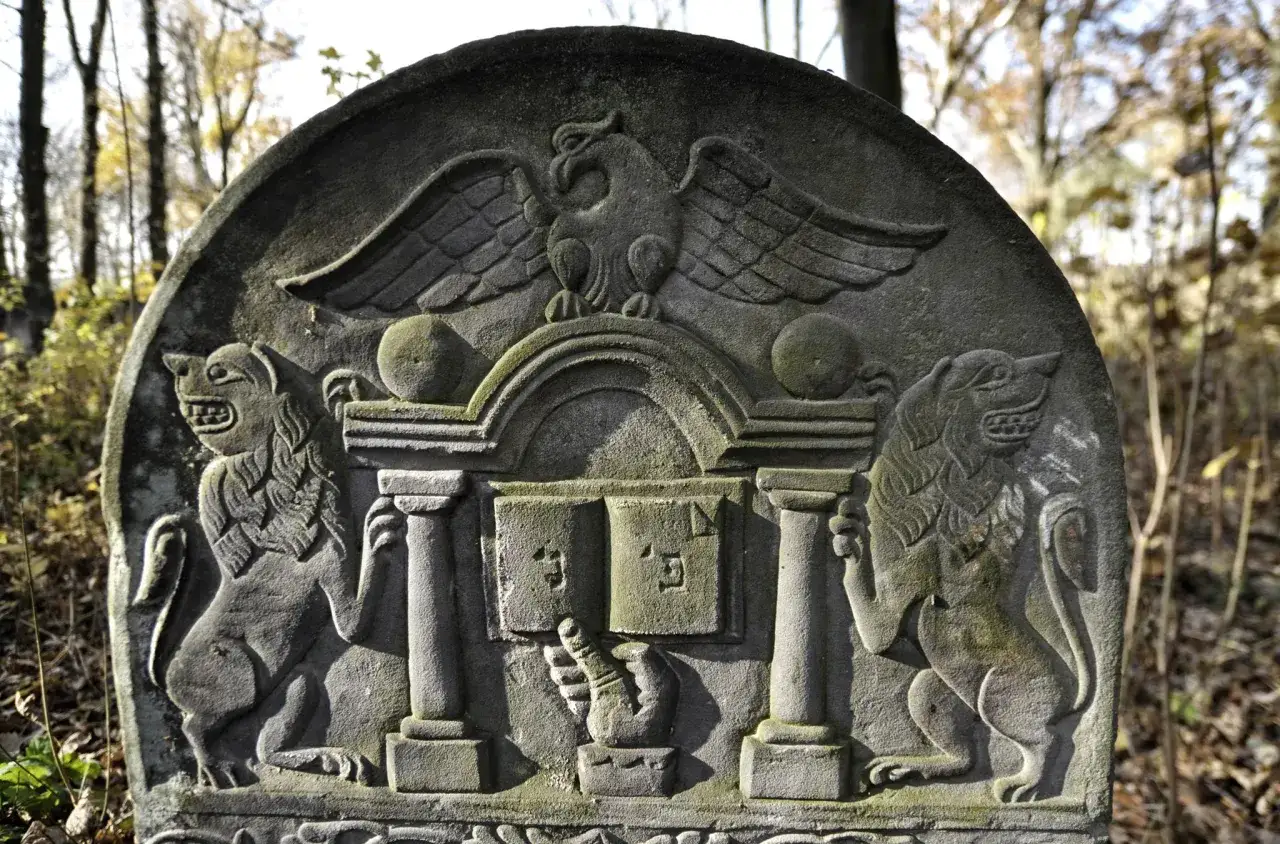 Żydowskie macewy symbole dłonie korona księga