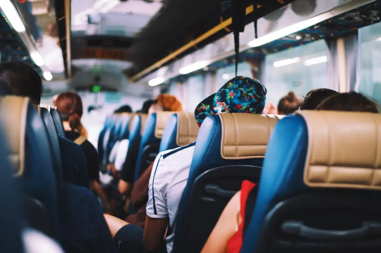 Pasażer w autobusie hamującym