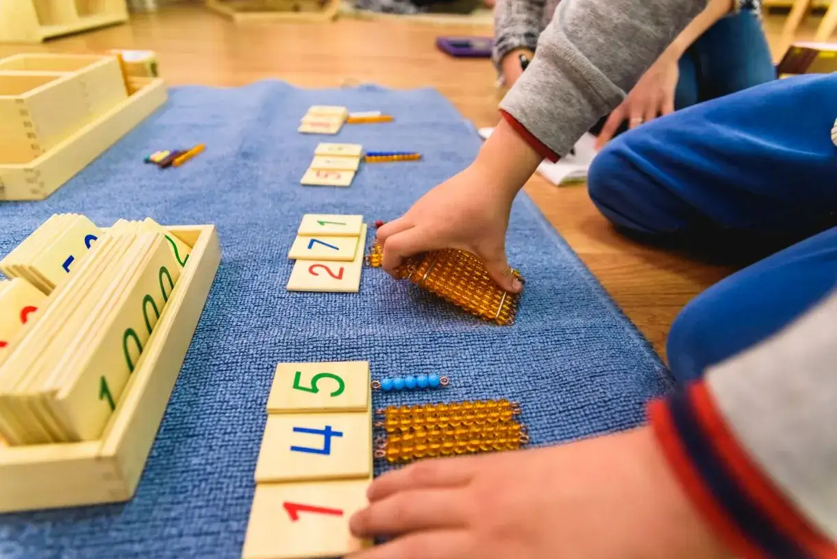 dzieci uczące się matematyki przez zabawę