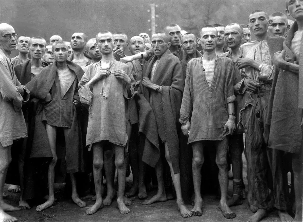 Zdjęcia archiwalne więźni&oacute;w w obozach koncentracyjnych przed 1939 rokiem (np. Dachau, Sachsenhausen) ujęcia pokazujące warunki życia, pracę, apel.